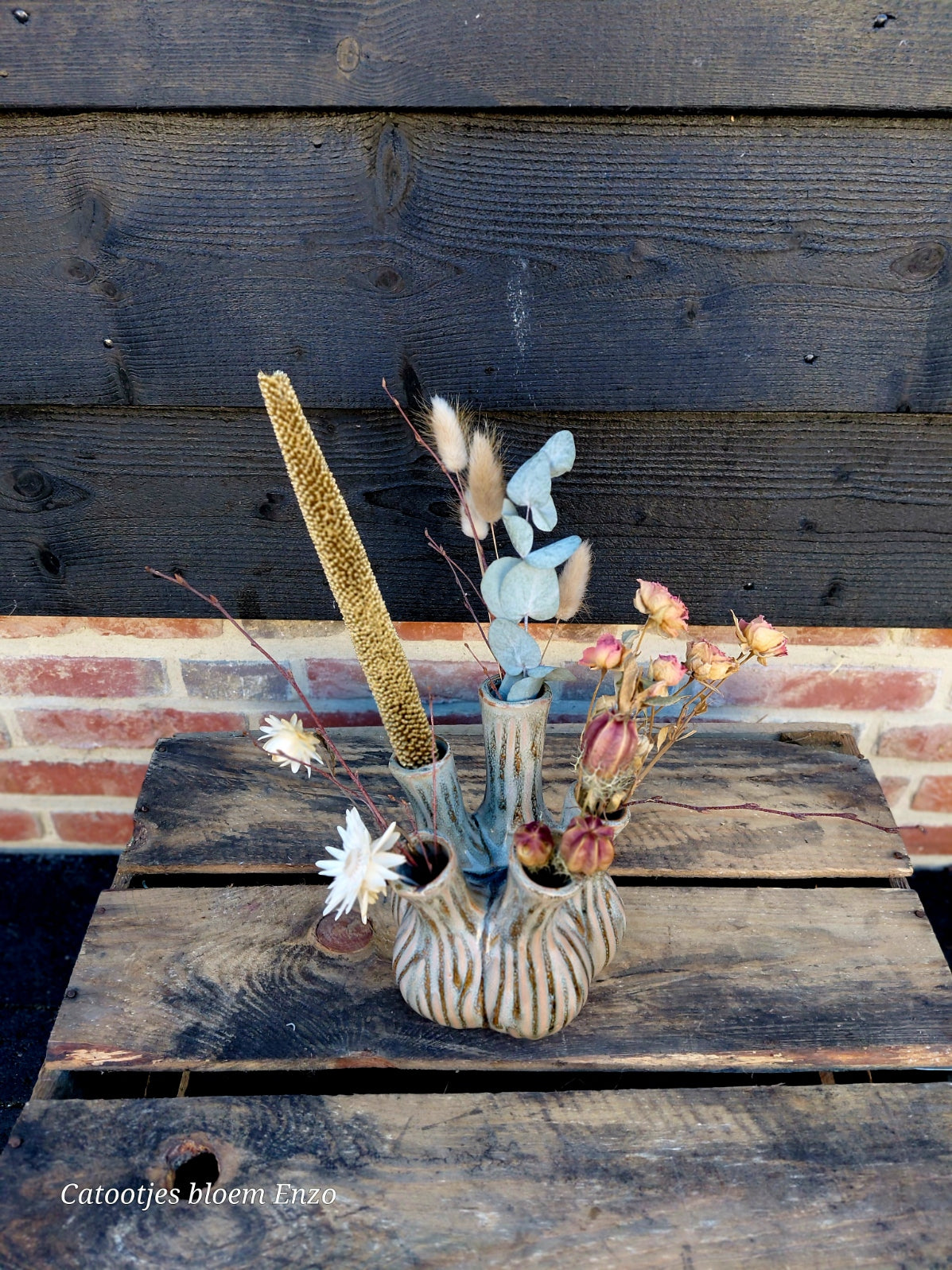 Knoflookvaas met droogbloemen