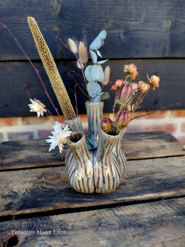Knoflookvaas met droogbloemen