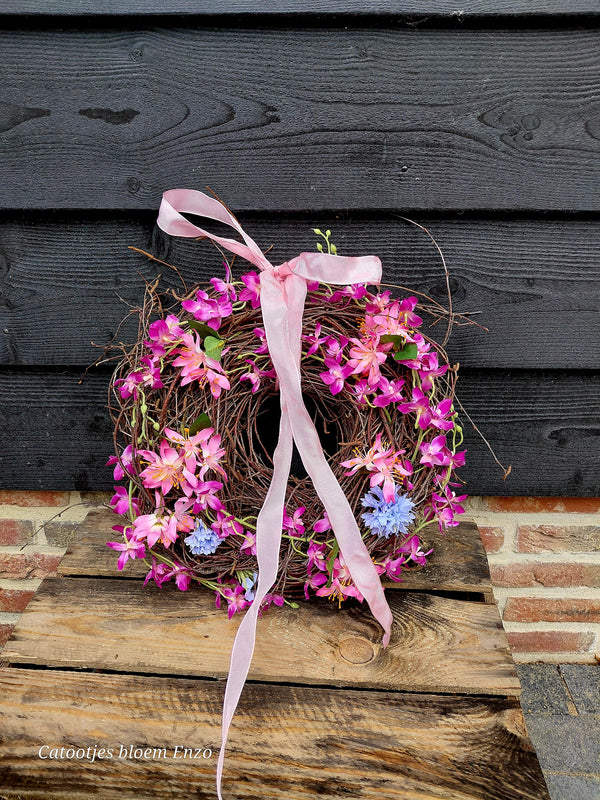 Krans met zijdebloemen