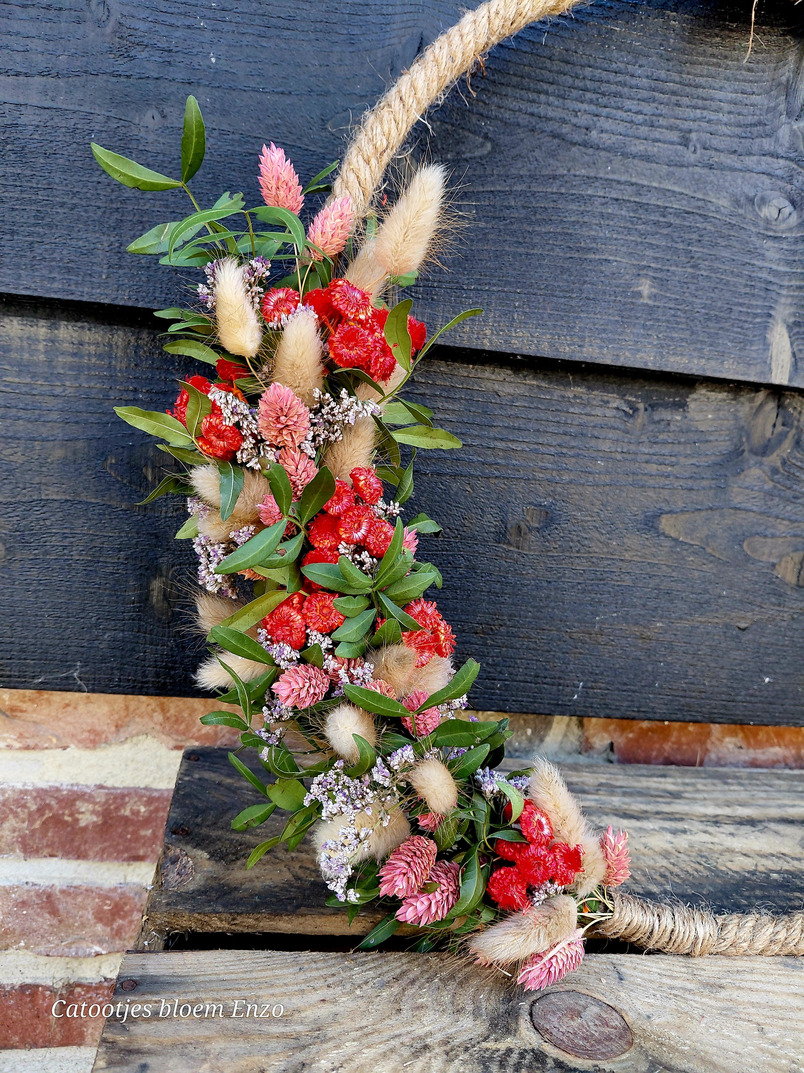 Ring opgemaakt met droogbloemen
