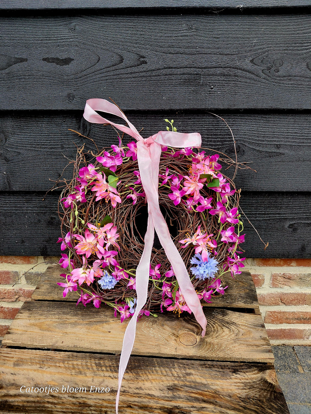 Krans met zijdebloemen