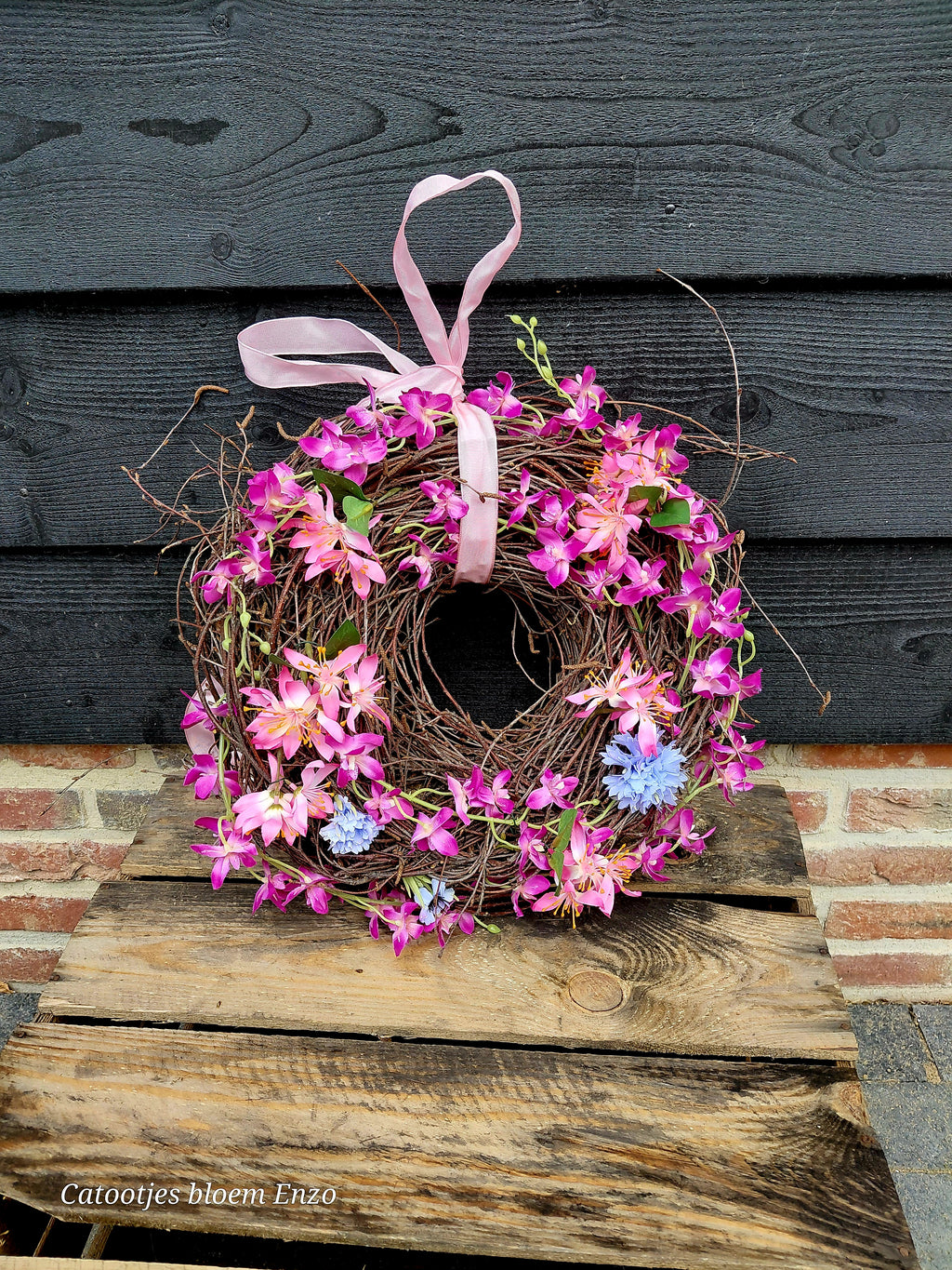 Krans met zijdebloemen