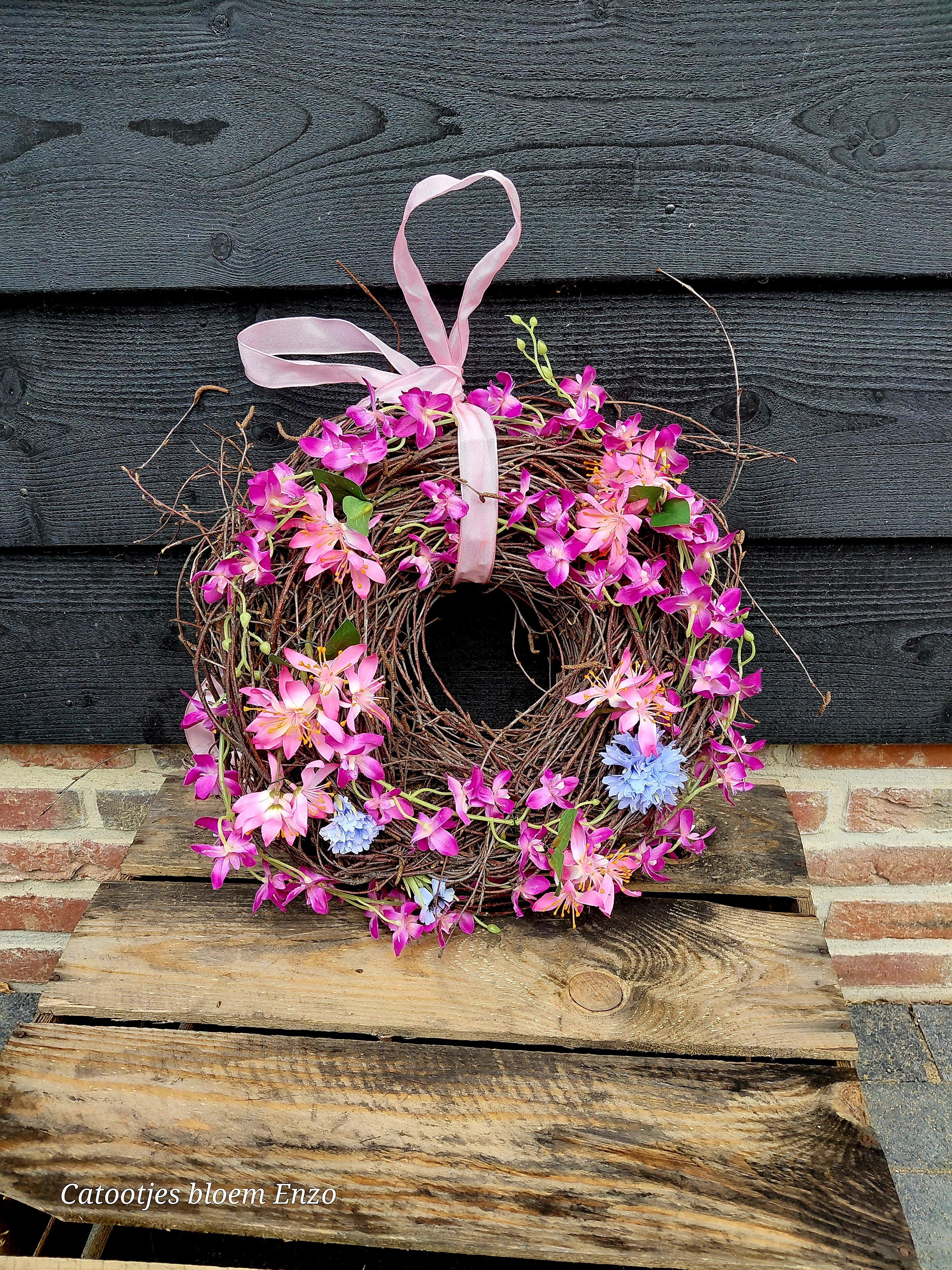 Krans met zijdebloemen