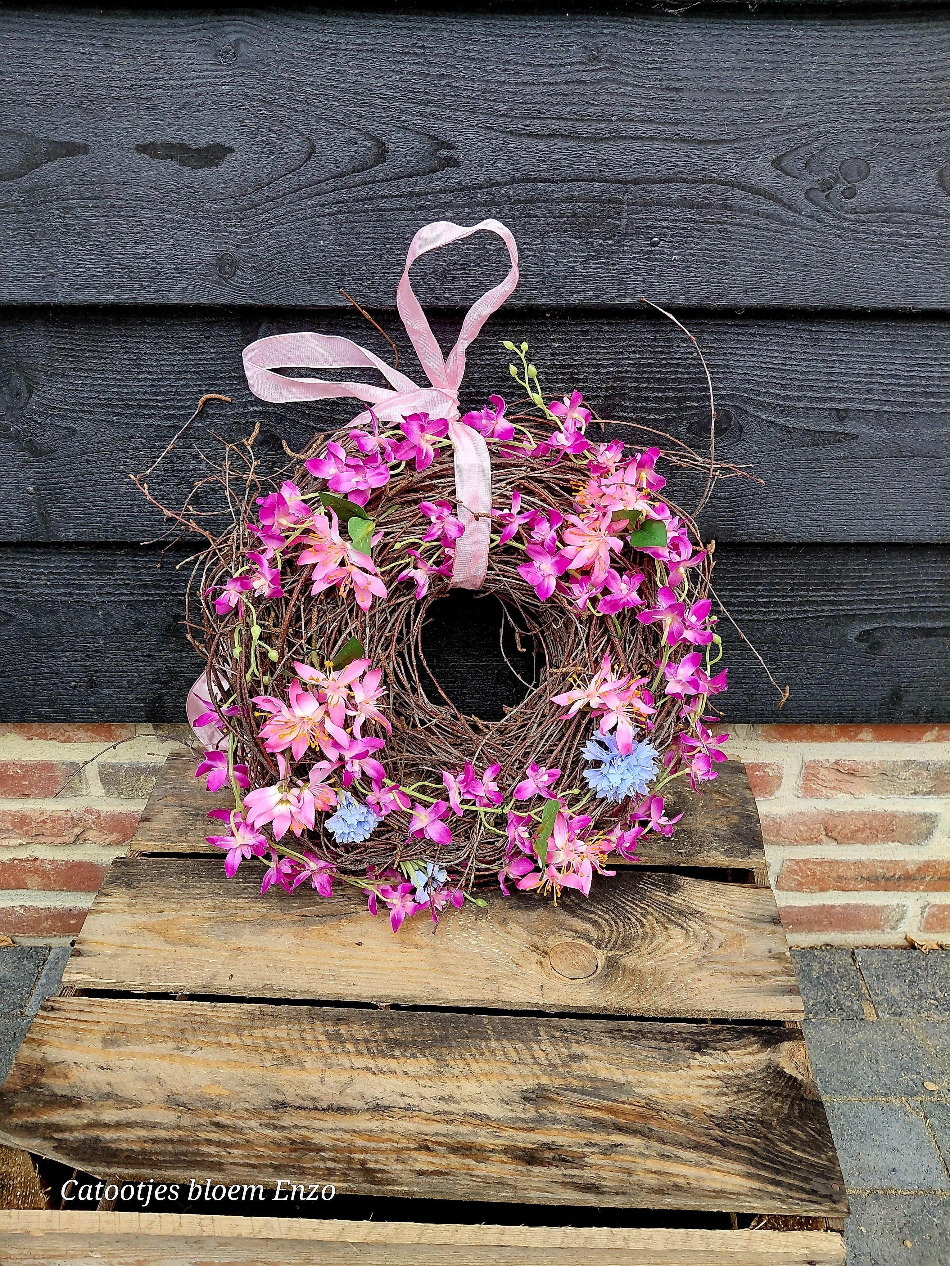 Krans met zijdebloemen