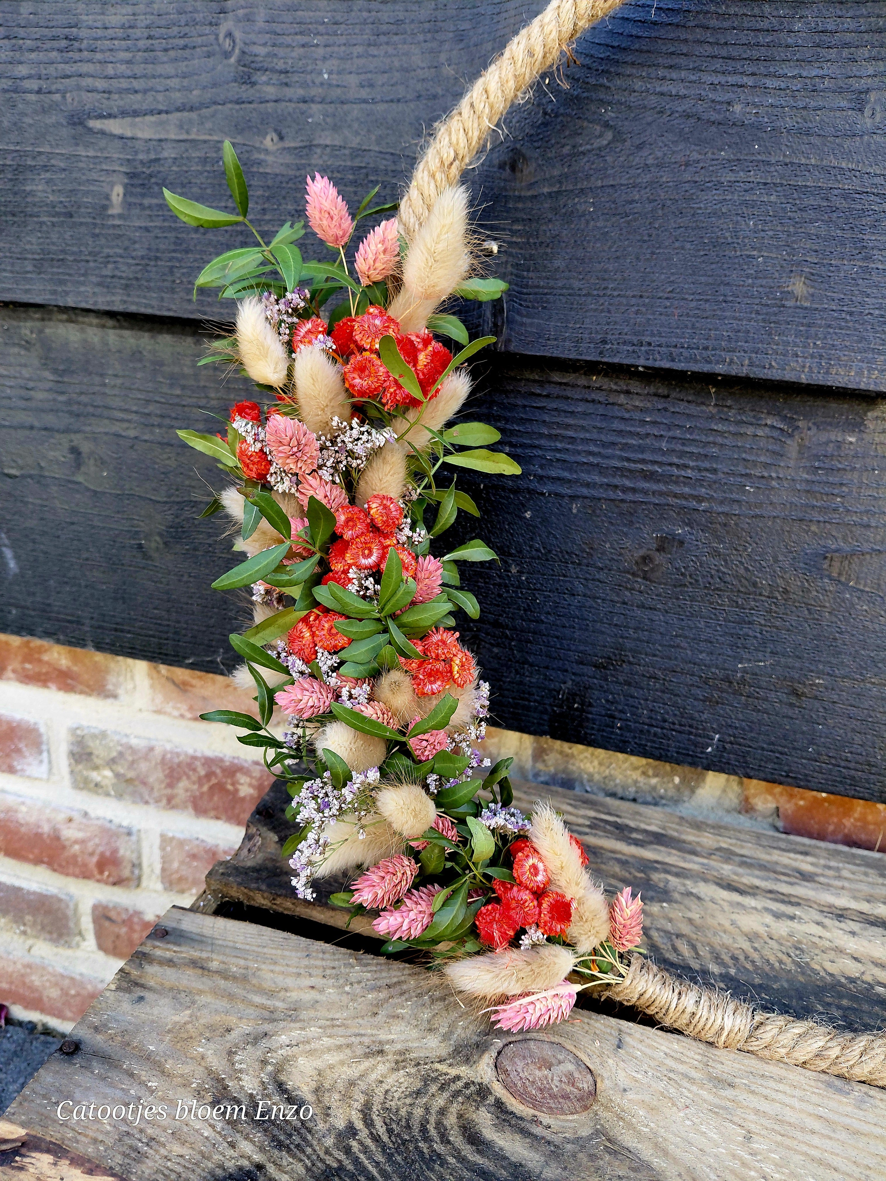 Ring opgemaakt met droogbloemen