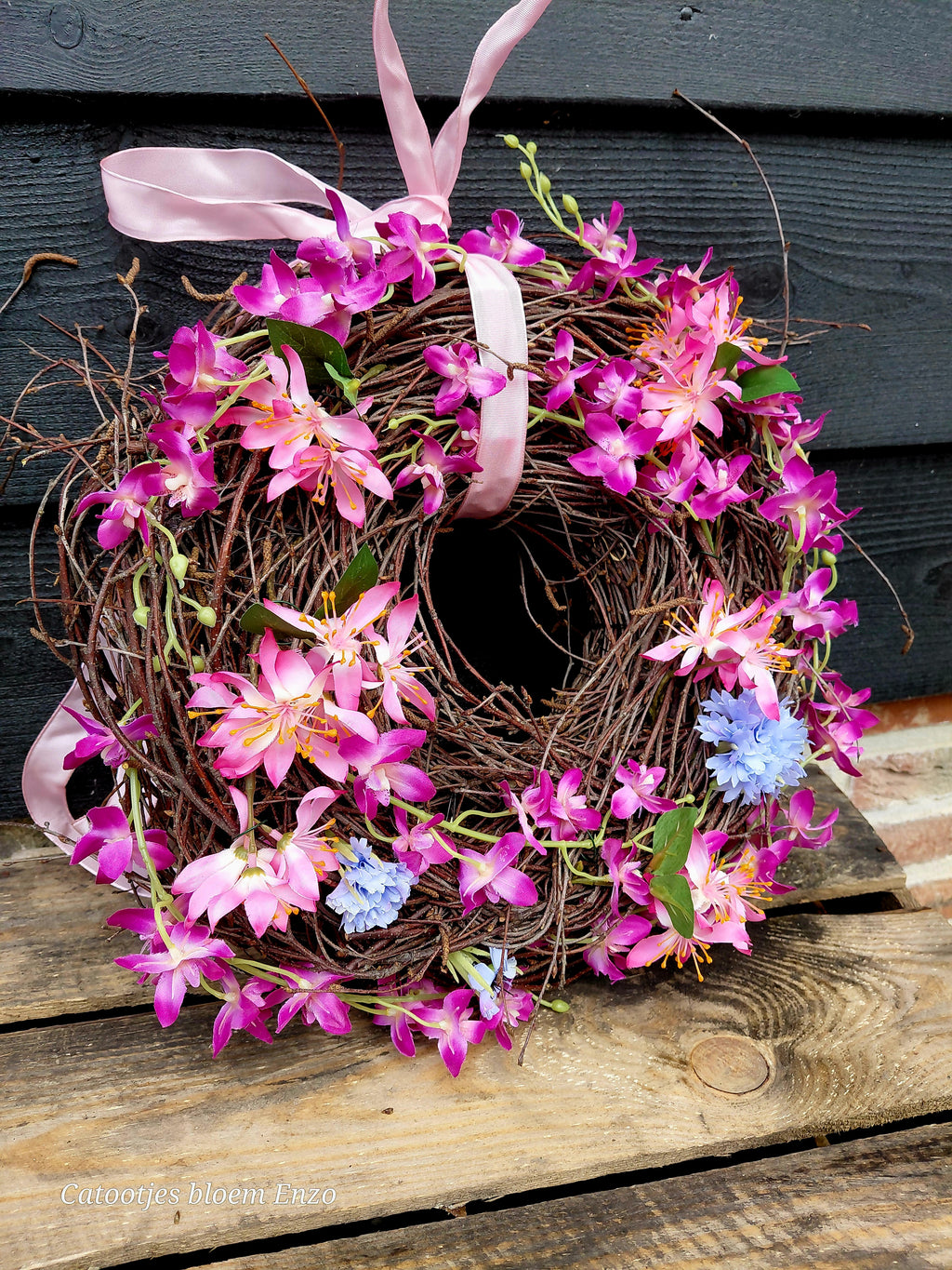 Krans met zijdebloemen