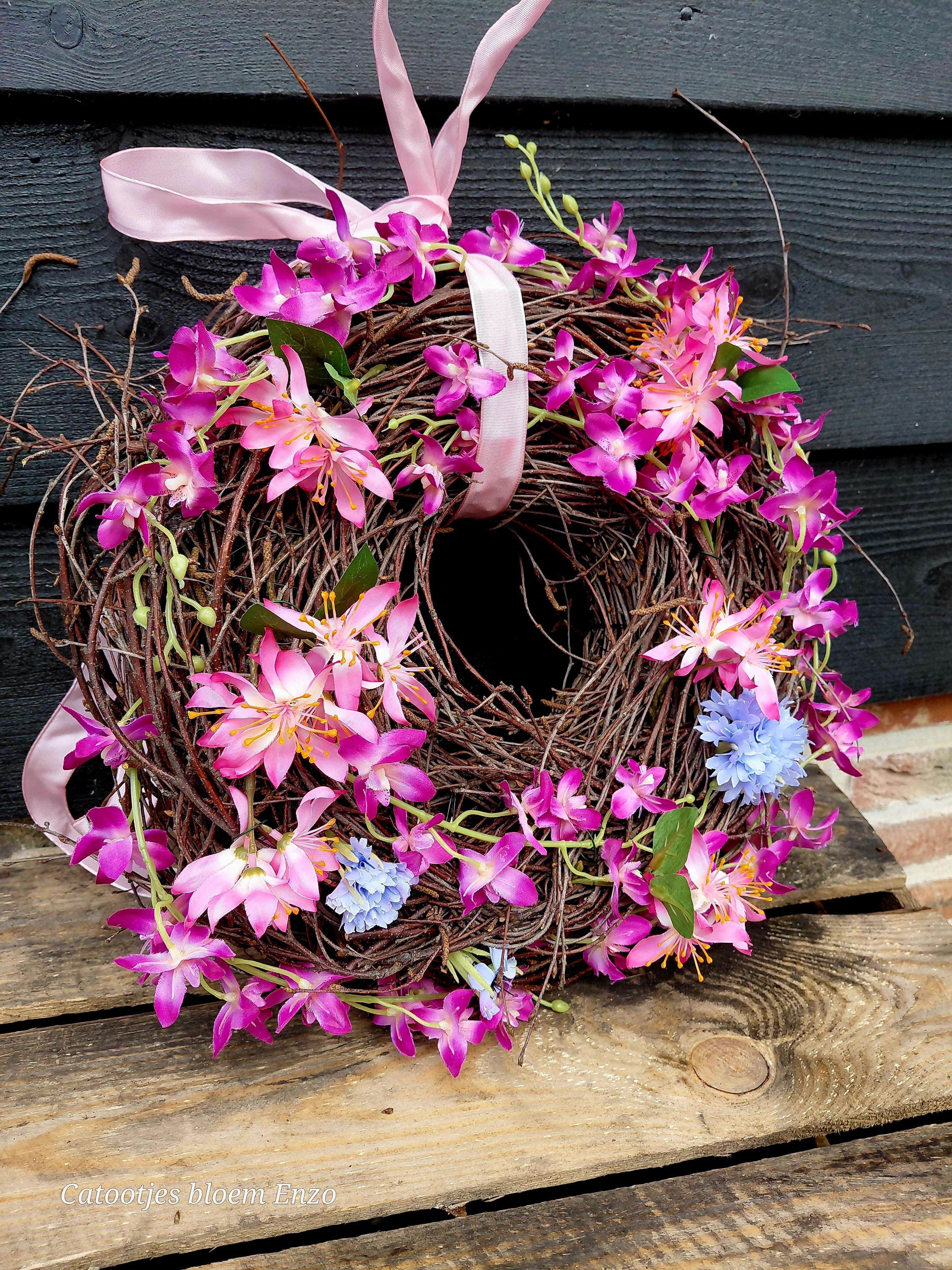 Krans met zijdebloemen