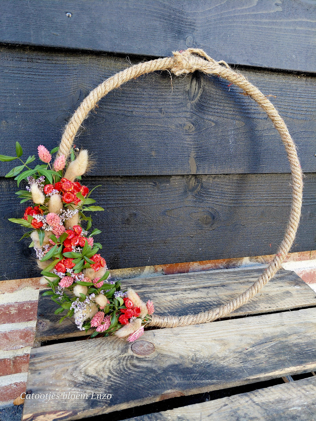 Ring opgemaakt met droogbloemen
