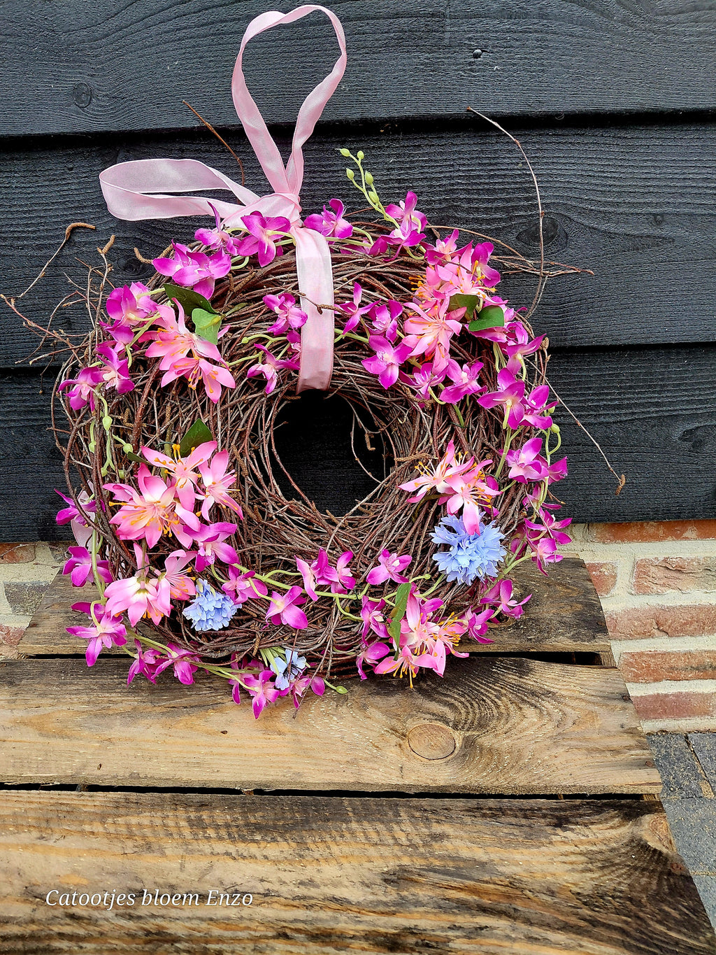 Krans met zijdebloemen