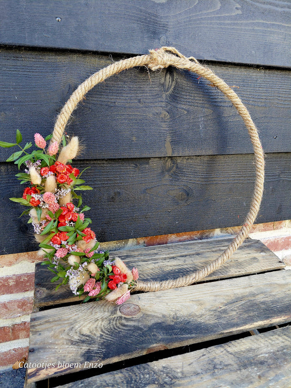 Ring opgemaakt met droogbloemen