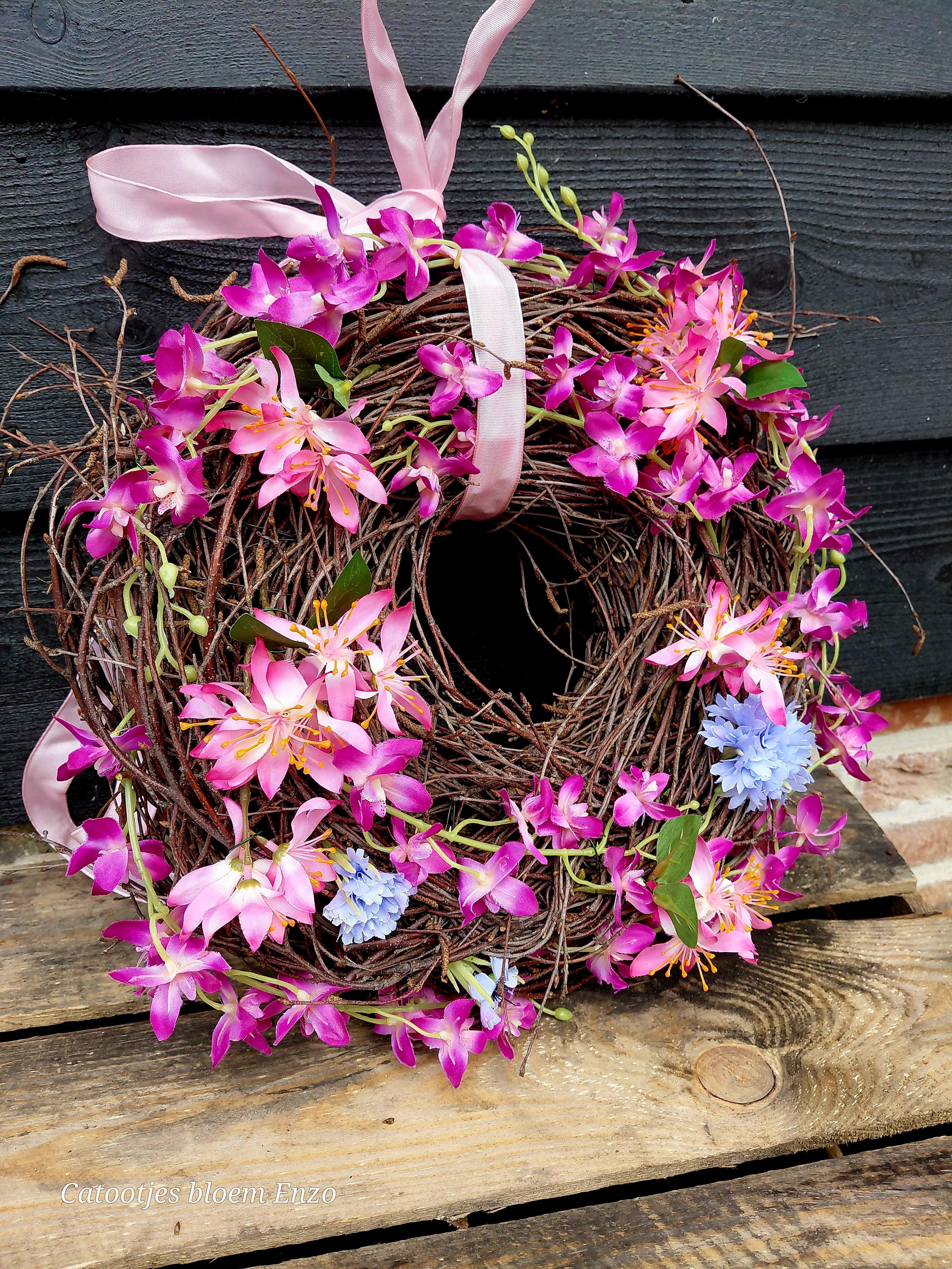 Krans met zijdebloemen